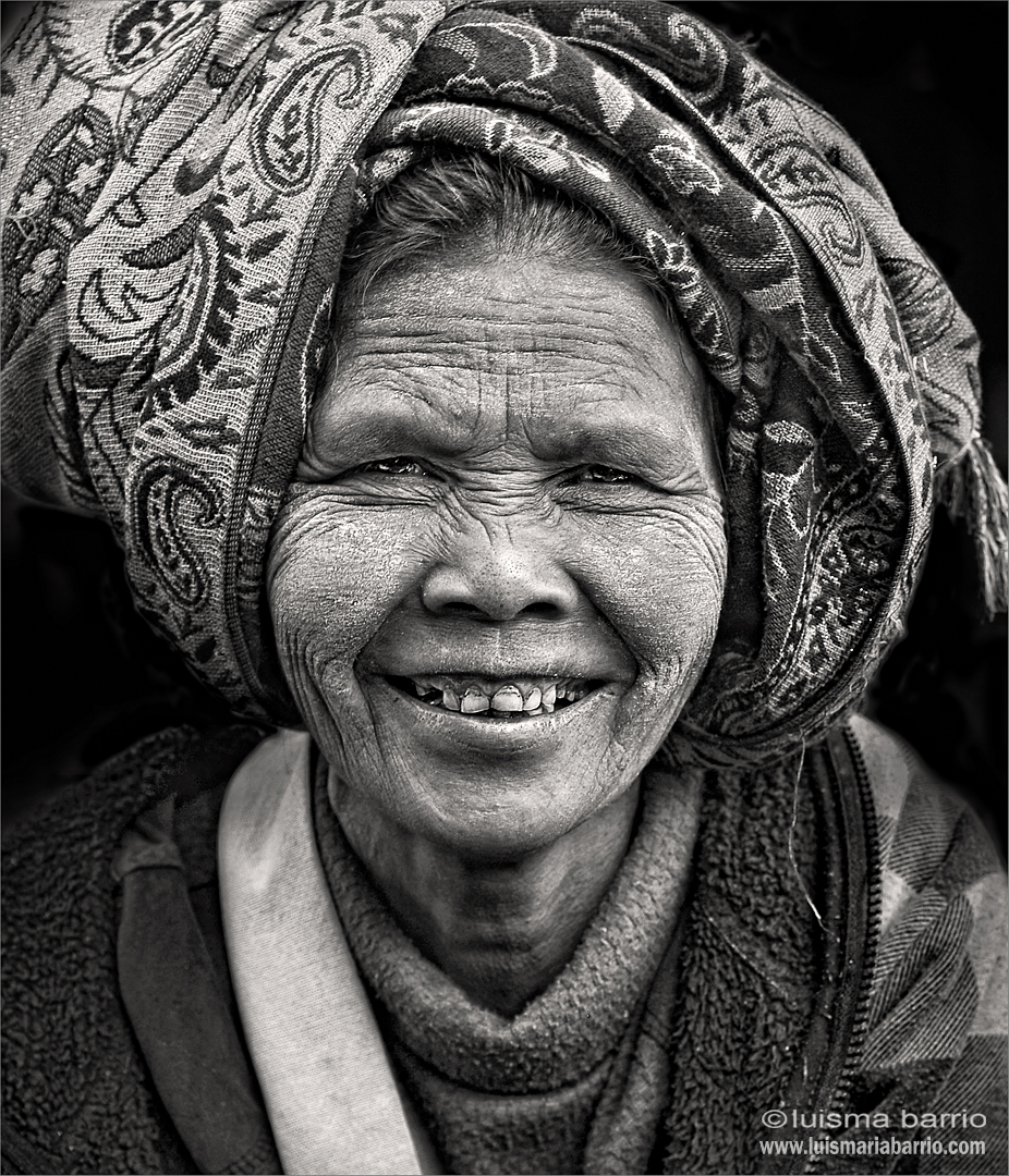 retrato mujer myanmar birmania maquillaje thanaka